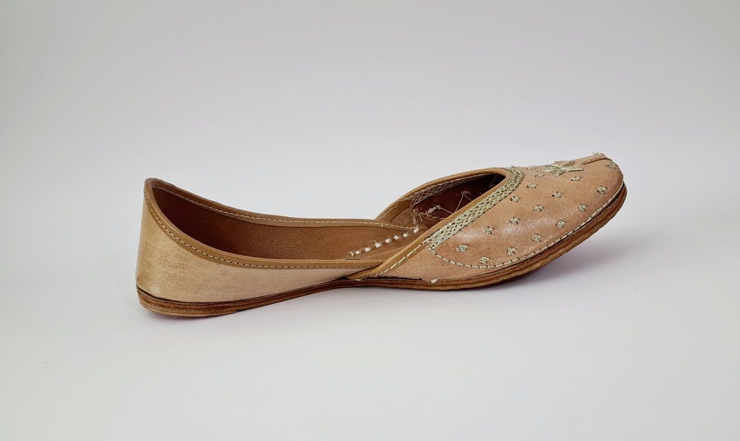 Punjabi jutti with zari embroidery in nude color uploaded by business on 4/4/2021