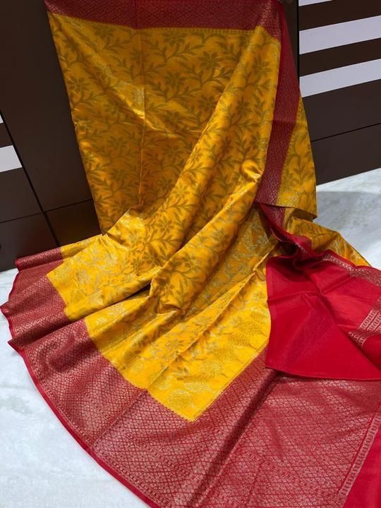 Post image 🌸🌸new collection🌸🌸
Bnarasi handlooms semi dupion fabric 
Fancy contrast broder both sides 
 full saree alfi flowers weaving 👌
Contrast plan blouse and Fancy pallu 
Gud quality and beautiful design
Singl n multiple avlibl 
Rate 1650+$$$$✈️ 
Ready stock book fast ns
👆book fast 👆