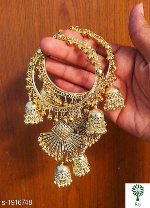 Voguish Elegant Silver And Gold Oxidised Bangles

Material: Silver And Gold Oxidised

Size: 2.4, 2.6 uploaded by Raj sisodiya on 4/23/2021
