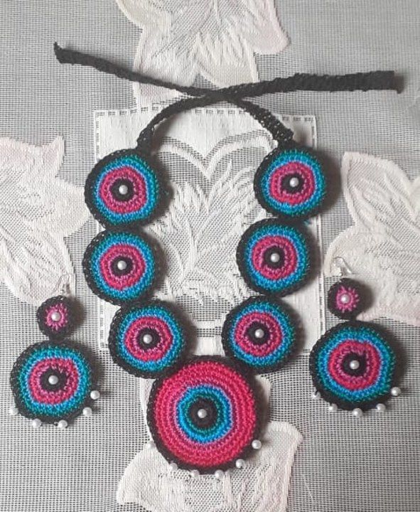 Multicolour necklace set. uploaded by Knotsendless on 4/24/2021