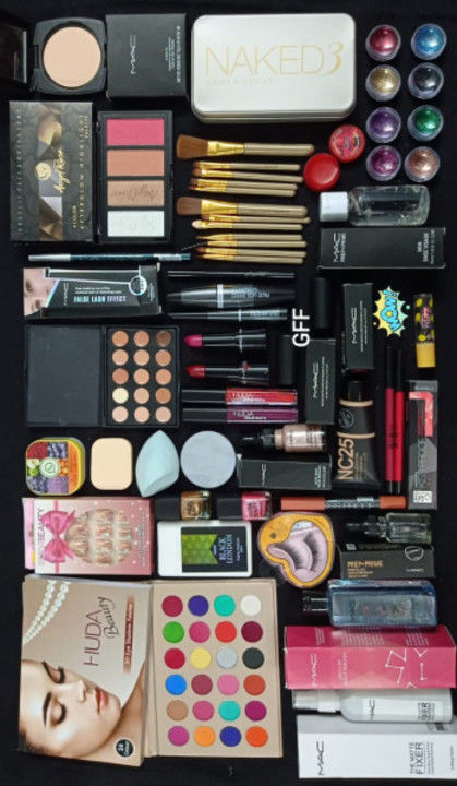 No COD Available 🌹*#95850*
*Makeup kit for beginners 27 items* 🔥🔅Eyeshadow palette
🔅Makeup fixer uploaded by ALLIBABA MART on 5/24/2021