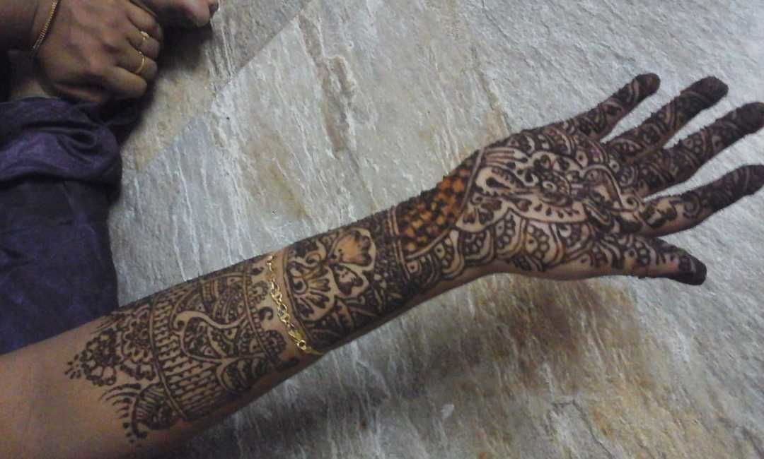 Post image There are so many reasons to be happy and one of them is😍 henna 😍 leaving a beautiful dark strain !
To make your marriage day more special

Whatsapp - 9442656870 
Doorstep services also available

Follow our FB updates

https://www.facebook.com/Ranjumehandhi/

#Ranju_MehandhiSpot #Ranju_Mehandhi #mehandhiartist #mehandidesign #mehandhidesigns #mehandhiart #bridalmehandidesign #BridalMehandhi #bridalshower #bridal #bridalmahendiartist #hennaartist #hennadesigns #mehandi😍