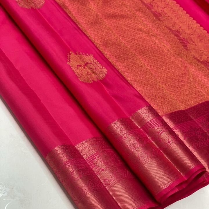 Post image Kanchipuram pure handloom silk sareeWith 1 g pure jari , rich pallu n plain blouse For price msg me what's8121712982Resellers most welcome M 