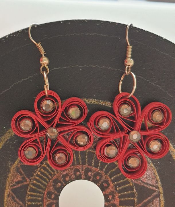 Red quilled earring with stones uploaded by business on 7/10/2021
