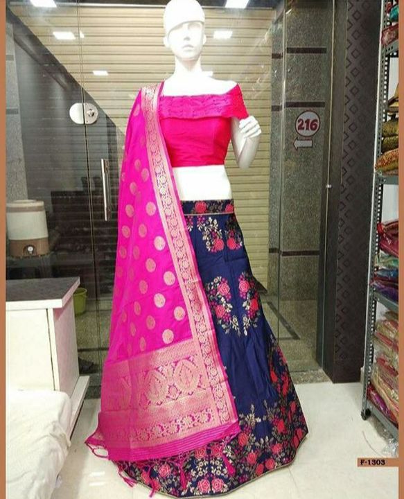 Post image Wedding Material:Banarasi brocade Lehnga and ready paded Blouse and Banarasi duppta 

#Lehnga details#

Length: 40
Waist:38-40
Flair:2.5mt
Semistiched as left from 1 side for waist fitting 
With cane cane and lining 
  kali
#Blouse details#

Standard size:
▪36-38 size ready  and 
▪2 inches margin inside so can extend till 38-40
▪Sleeves attached inside
▪padded Blouse 

😱😱😱NOTE: Only single and multiple pieces  available
🙏🙏🙏