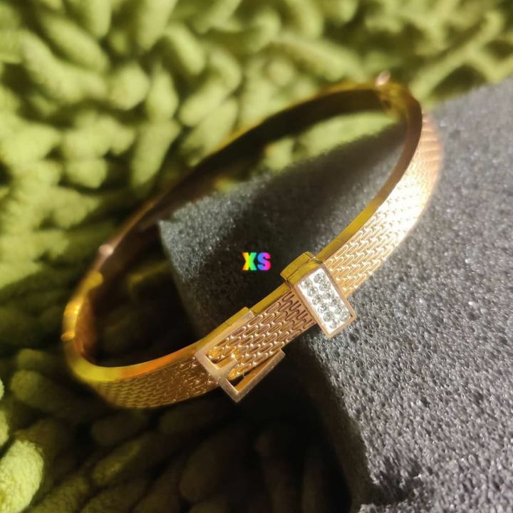 Xenmnb
new arrival
high quality
hypoallergenic
stainless steel fashion bangle
non tarnish
unique and uploaded by XENITH D UTH WORLD on 7/14/2021