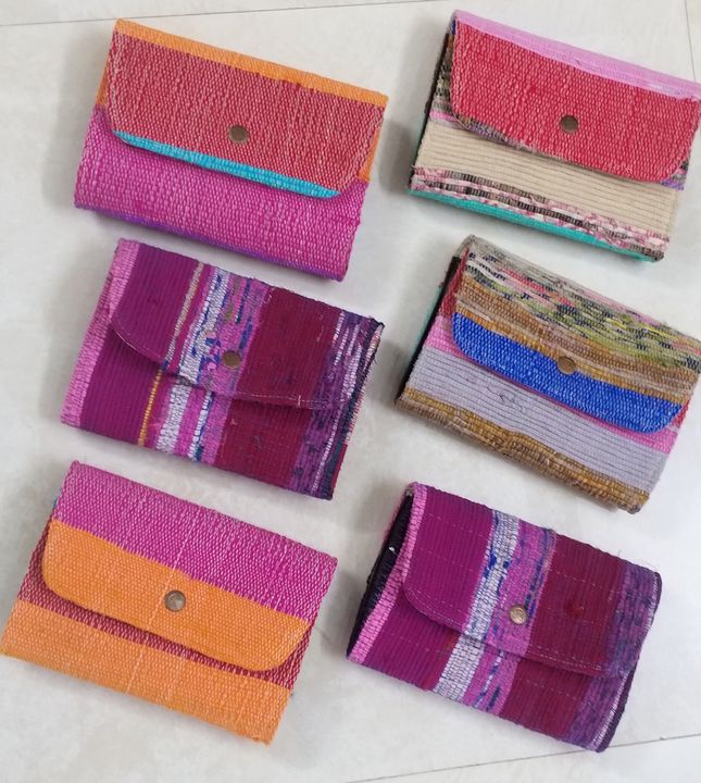 Product image of Handmade chindi dhurrie wallet , price: Rs. 300, ID: handmade-chindi-dhurrie-wallet-7ed8fb00
