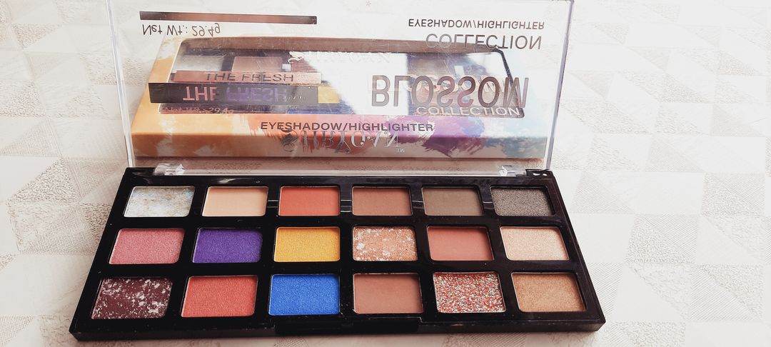 Shreyoan blossoms highliter eyeshadow 2in1 uploaded by Modern beauty cosmetics on 8/5/2021