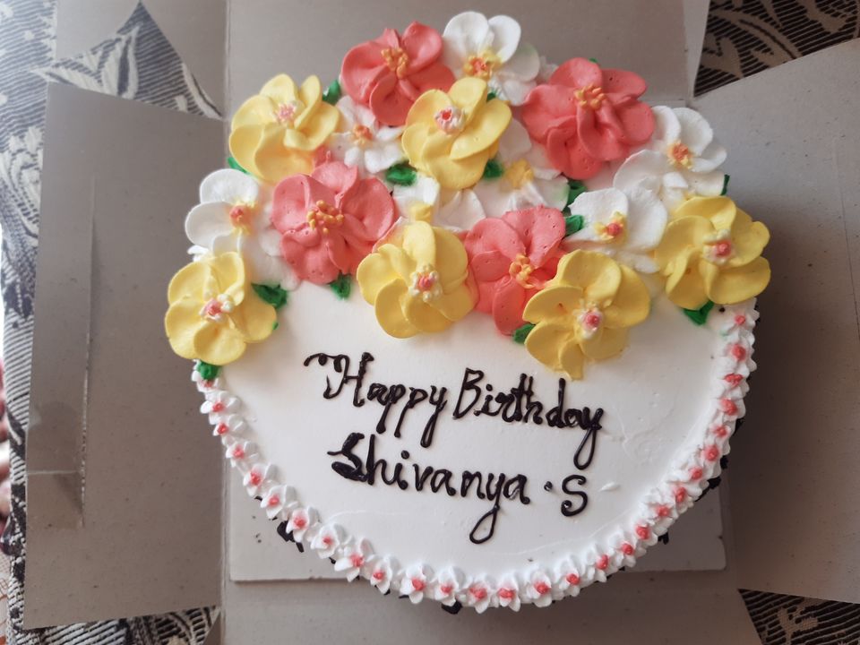 Vennila with flowers cake uploaded by Shabna Cake House on 8/14/2021
