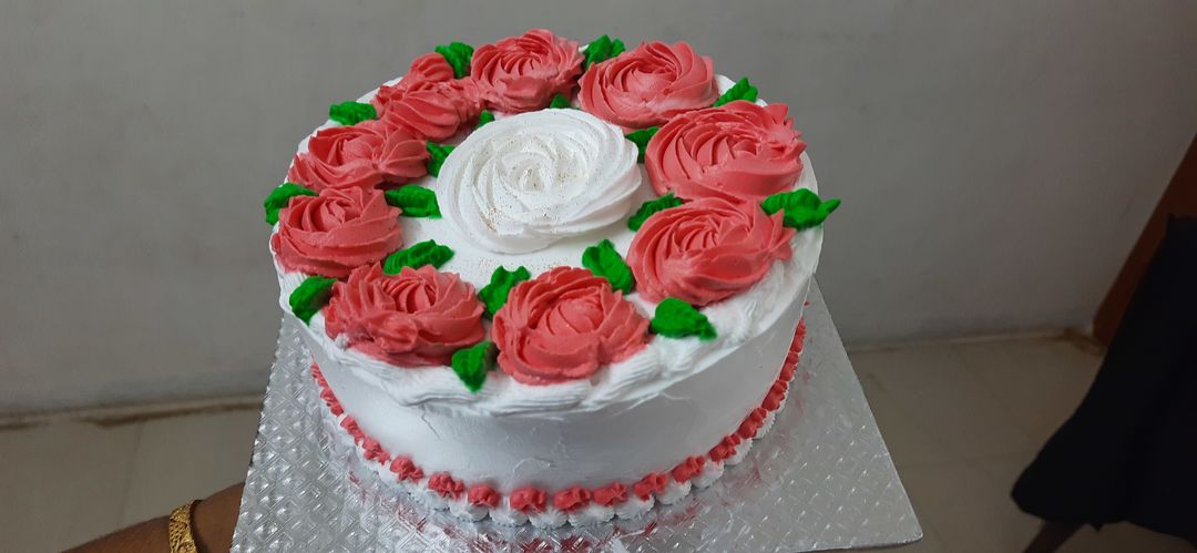 Vennila with Rose Flowers Cake uploaded by business on 8/14/2021