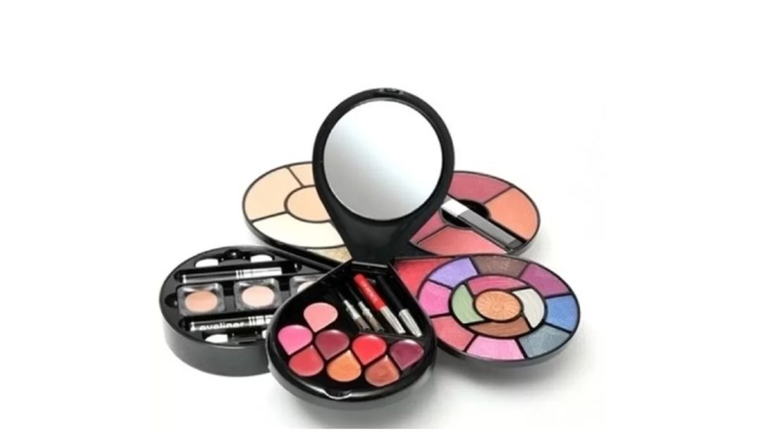 Makeup kit  uploaded by business on 8/16/2021