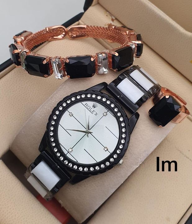 Ladies watch with free bracelet uploaded by business on 8/18/2021