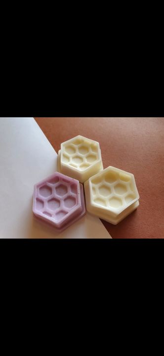 Box of 5 wax melts uploaded by business on 8/23/2021
