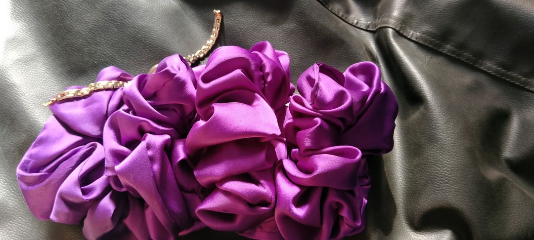 purple Xl scrunchie uploaded by Scrurosal on 8/25/2021