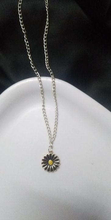 Black daisy necklace 🖤 uploaded by business on 9/5/2021