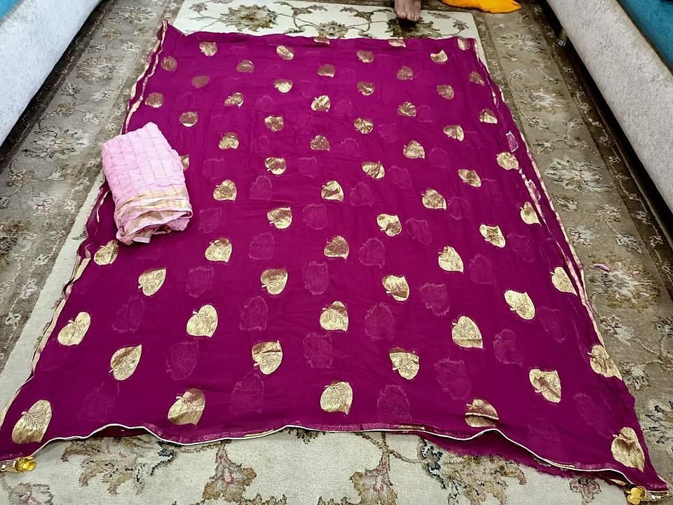 

🥰pure jhorjt zari pipal pati saree with beautiful contrast blouse 🥰

 uploaded by Fashion gallery on 9/6/2020