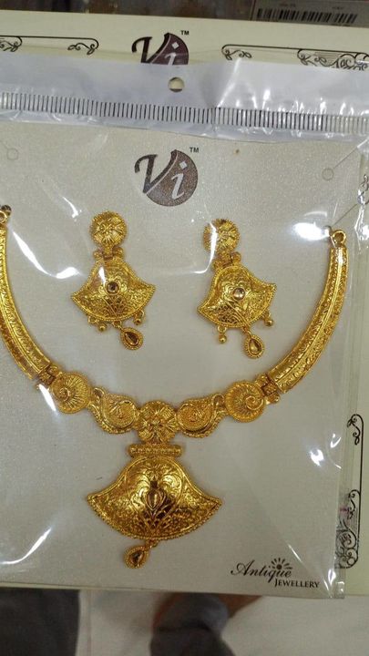 Post image Hello . 
We deal with both wholesale and retail off all kind Off Artificial Jewellary which are very well designed and with good quality . Please message personally to know the rates . what'sapp 7619415234
