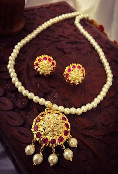 Post image Puneri moti neckless
Rate ₹  900/-
Gold finishing
Cash on delivery