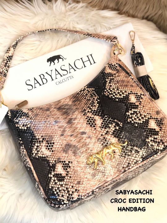 Post image Je xvix

``` SABYASACHI 
   LATEST CROC EDITION

STYLISH
  HANDBAG

WITH FULL BRANDING 

WITH BRAND DUST COVER

WITH SHOULDER STRAP

WITH LONG SLING STRAP

WITH BACK ZIPPER POCKET

SIZE. 12”.14” APPRX

JUST  free ship ```

For regular updates join wtsapp group link 

https://chat.whatsapp.com/Gvv3eqNpLV8FkV7rtGW4YB