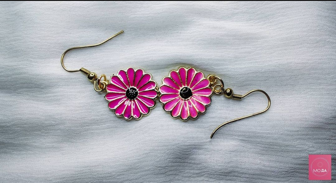 Enamel Pink flower earrings! uploaded by Moda on 9/15/2021