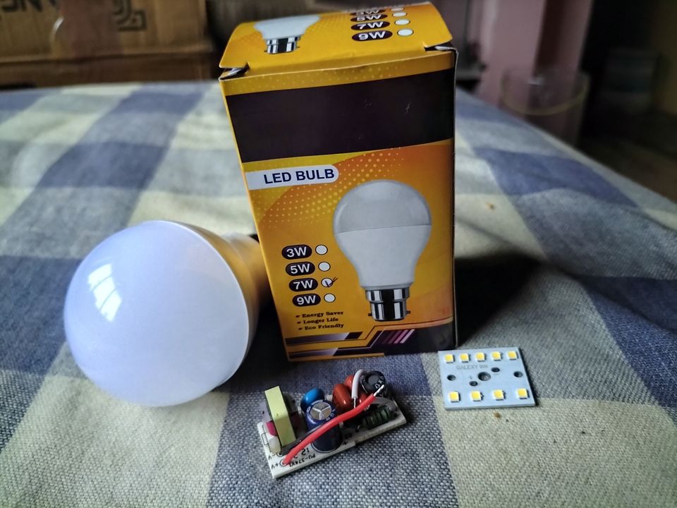 7 watt led bulbs with warranty uploaded by Vruchik Electricals on 9/19/2021
