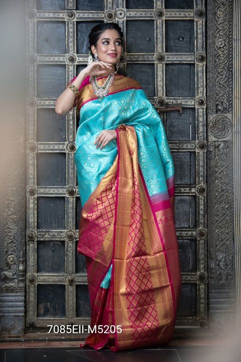Post image 7085EII-M5205

🌸 *PRESENT NEW SUPER HIT DESIGNE READY*🌸 

*FABRIC : SOFT LICHI SILK CLOTH.*🍁 
🌹 DESIGN :- BEAUTIFUL RICH PALLU AND JACQUARD WORK ON ALL OVER THE SAREE.🌹

👉 BLOUSE : CONTRAST WITH EXCLUSIVE JACQUARD BORDER*

    😍 *Price  :  599/-+$ *😍FIX NO LESS  

 👉 *100% BEST QUALITY* (HEAVY QUALITY) 
READY STOCK 👈