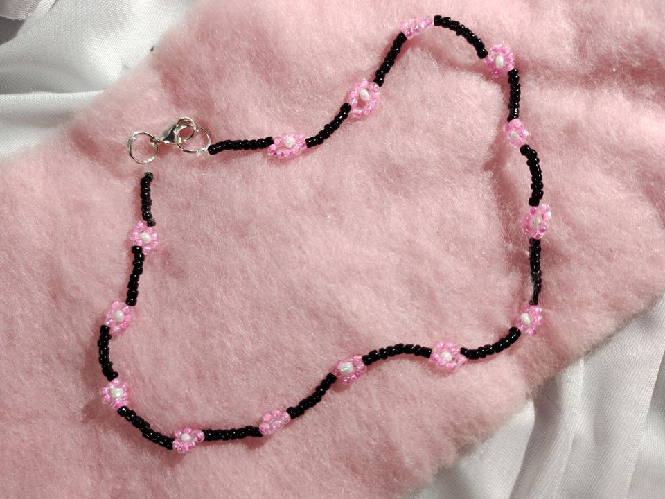 Pink daisy beaded choker. uploaded by thesunshinetreasures on 10/1/2021