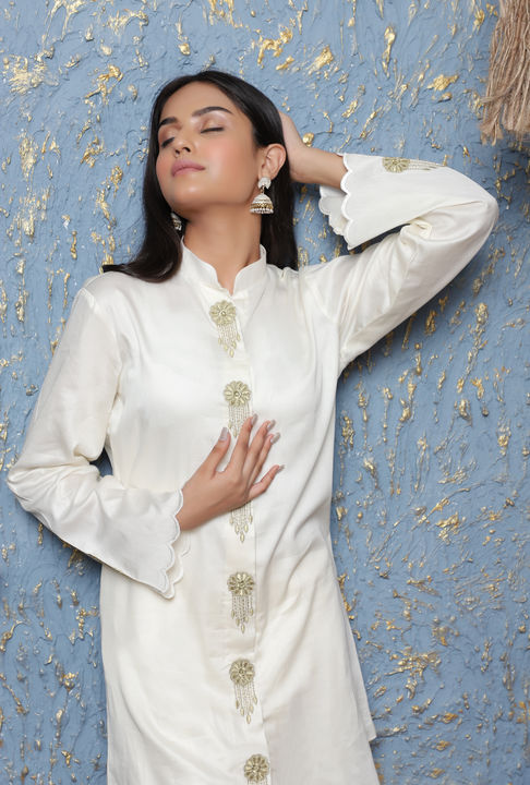 Off White Embroidered Kurta With Dhoti Style Pant

 uploaded by Swaroop Fashion on 10/28/2021