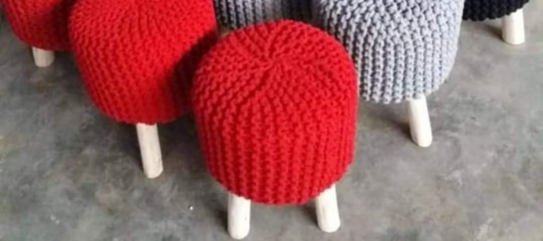 Wooden round stool puffy