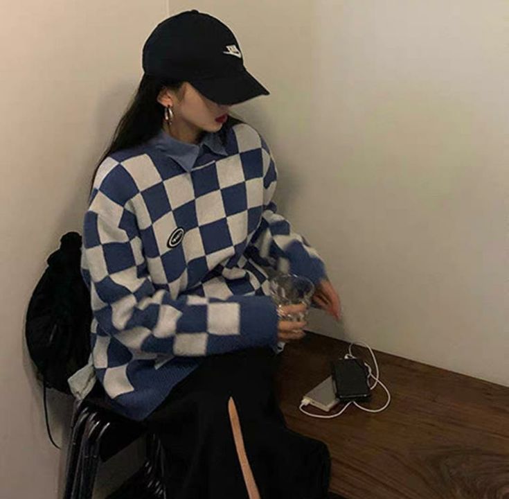 Post image *College wind checkerboard sweater women loose outer wear autumn and winter design sense of all-match sweater contrast color lazy wind jacket* 
FABRIC : Imported
SIZE : Free upto 36
*PRICE : 400RS PLUS SHIP*