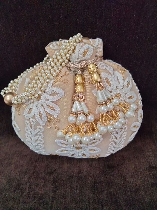 Post image Premium quality gold embroidered potlis with a pocket zip inside.
Premium handle and latkans.
*Rs 700 free shipping*