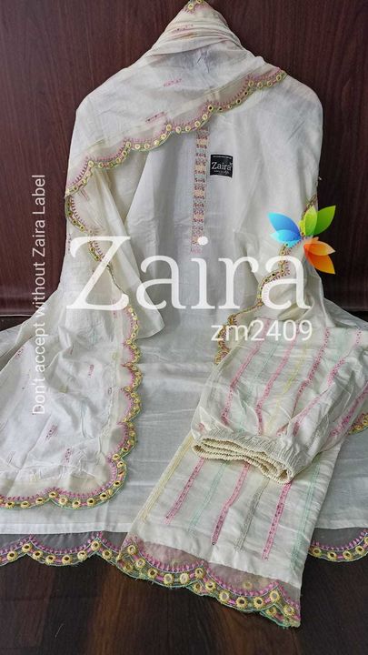 Post image ZM2747 
*ZAIRA GARAM COLLECTION* 
🌹 Pure Pashmina top with beautiful digital print n sirwoski work unstitched premium quality fit upto 52 Length 45 🌹 Pure pashmina bottom 2.25 mtr aprox 🌹 Digital print velvet stole 
*Quality Zaira Assured* 💯 👌 
*1900 free shipping*