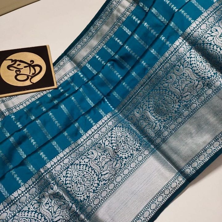 Post image Banarasi semi geogertte saree 
Fabric_Semi geogertte
Weaving silver zari work piping lining with blouse
Free Size_6.40