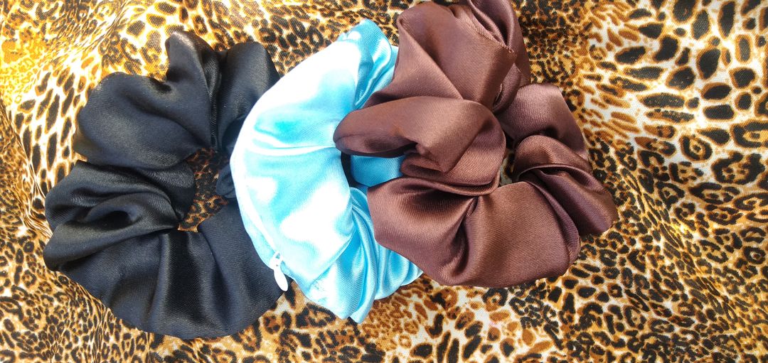 Zipper scrunchies  uploaded by desi_and_natural on 12/11/2021