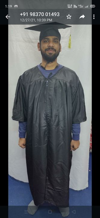 Post image I want 500 Pieces of MUJHE Satin or Polyster Black color  main MBA gowns, caps and Skarf chahiye.
Below is the sample image of what I want.