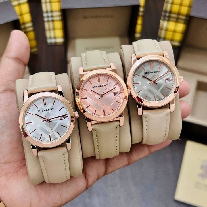 Post image *UNBEATABLE PRICE AND QUALITY*😍😍
✅ *New dial Colour updated*✅
✅ *Attractive &amp; Beautiful, Burberry Patent collection.* ✅
🌟 Burberry Women Nude colour strap Available &amp; Ready to ship today 🌟
# Burberry# For Her# Original Model# Model-BU9109# Case Size-34mm# Feature-Working date indicator with 24 hour country timing,skin Nude coloured Smart fir slim leather strap with new beautiful white dial *Guaranteed original Japanese Machinery*All colour available ✨ New Price updated &amp; Free Burberry coloured brand box ✨
*Available @ Rs 1300 freeshipping /-*Note: pls don’t compare with the low quality second copy China available in the market