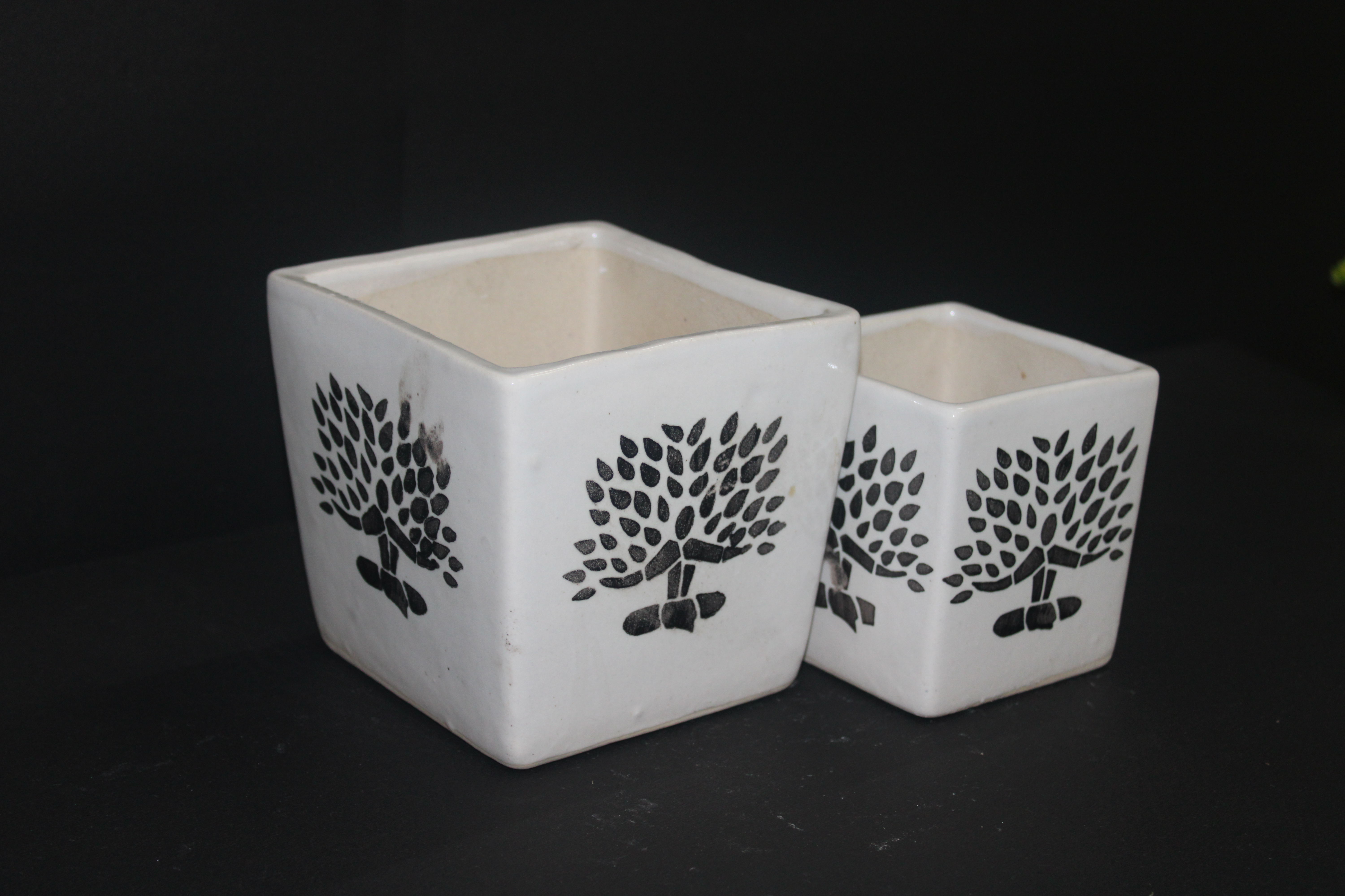 Large planter in ceramic, set of 2 uploaded by Pawrise Solutions Private Limited on 1/10/2022