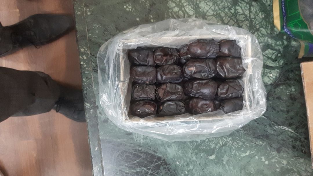 Post image *Limited period offer*black pearl kimia(mazafati) dates-1100/box6kg box cardboard packing.Moq-5 boxInflation has started in dates due to ramzan and price would go more up.
