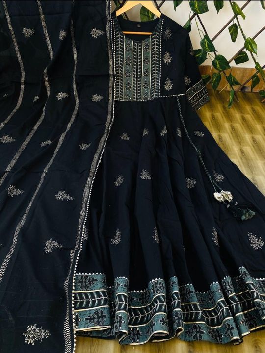 Post image I want 1 pieces of I want this same dress at price 500/- Cod available cash on delivery it's urgent .
