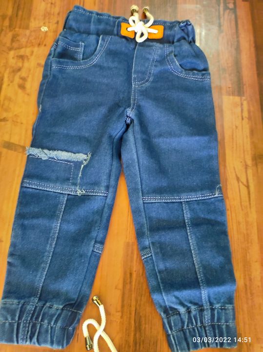 Post image I want 2 300 of Girls jeans 22 se 30 size .