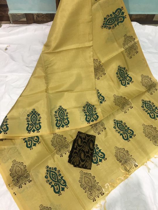Post image 😍 *"Vaallai Pattu printed Saree*"😍 

🙏 price *1300+$* 

🌻 *Saree without running blouse 5.3m

🌻Note: *Dry wash Only*

Book urs soon 😊

Note : As these are handloom variety, small ink smudges/patches are possible and are  not considered as damages

📸 Due to digital photography colours may vary slightly