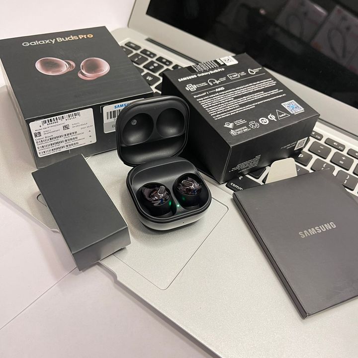 Anlmn*SAMSUNG GALAXY BUDS PRO 2021😍😍*

*SOUND BY AKG*

• *Bluetooth v5.0* 
( Dual Connectivity )

 uploaded by XENITH D UTH WORLD on 3/16/2022