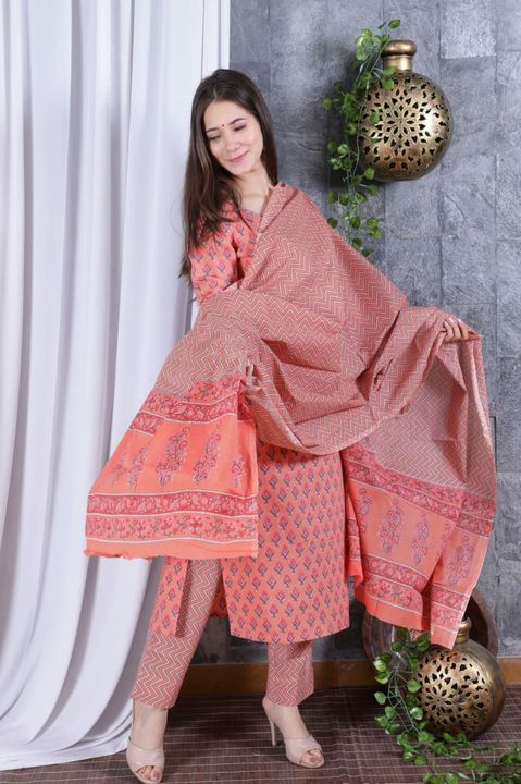 Post image New launching design!!!grab it💥💥💥
Cotton  kurti with pant and cotton dupatta 🎉🎉
Size 36/38/40 42/44/46
Work katha work with gotta lace
Length. 46
Price 1150

Shipping free🚚🚚
Cash on delivery available chargeable