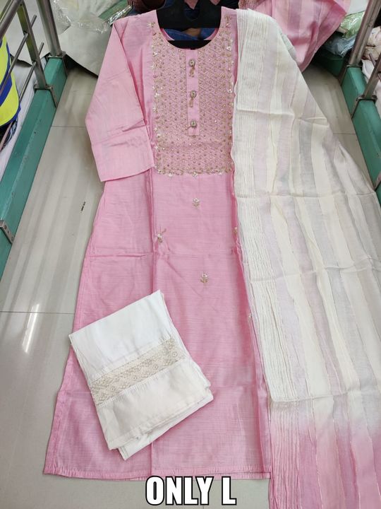 Post image I want 150 pieces of I want kurti in bulk qty 150 to 200 
2pcs 3pcs concept 
Whats app on 9016756810.