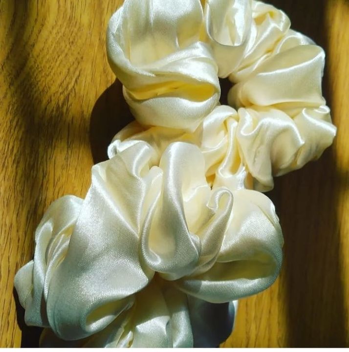 Post image Scrunchies, hair accessories, soft and silky avoid hair damage and hair breakage 
Easy to use and amazing product quality for all textures
