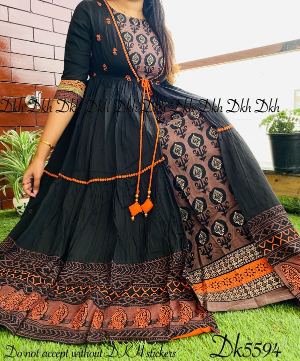 Post image Primium rayon black colour shrug paired up with Reyon inner..Beautifully printed and handwork on yoke..
Sizes 38.40.42.44

10 set price _______

5 set price _____

Stock ready