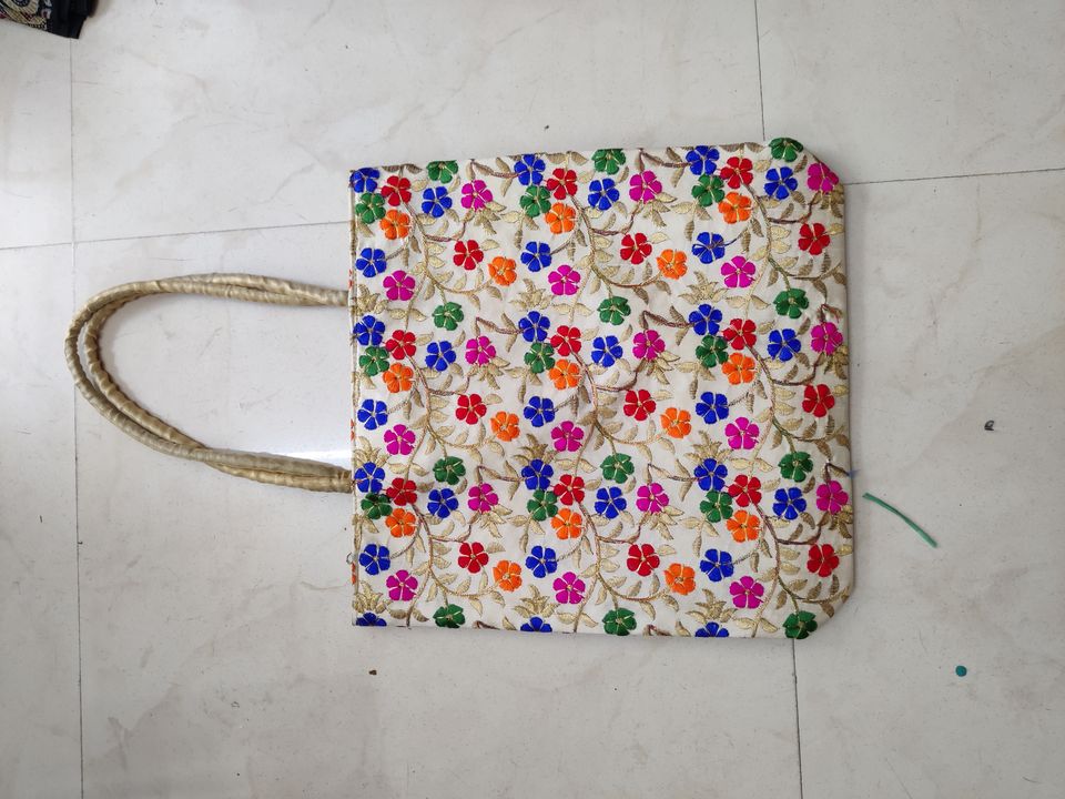 Post image Mujhe Handicraft bags  ki 1000 pieces chahiye.