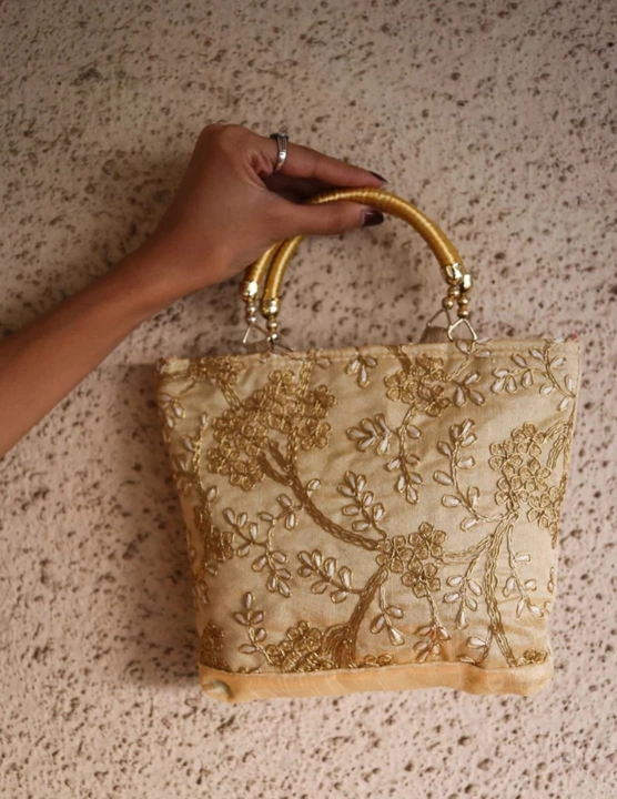 Post image I want 50 pieces of Beige Color Hand Bags .