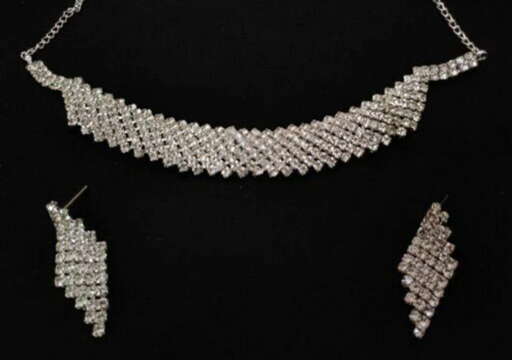 Post image Name: jarkan jewellery set
Base Metal: Brass
Plating: Silver Plated
Stone Type: Cubic Zirconia/American Diamond
Sizing: Non-Adjustable
Type: Choker and Earrings
*Price-300*
Free ship
