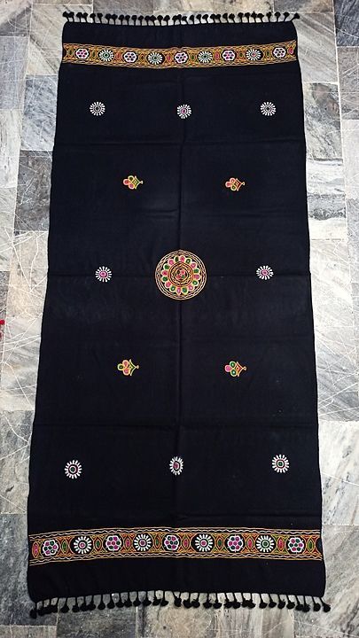 👆🏻Ahir Bharat Kutchi Handicraft Handwork SHAWL 

Material - Woolen 

Size - 38*86" Inch Approx 
 uploaded by TANVI HANDICRAFT on 11/18/2020